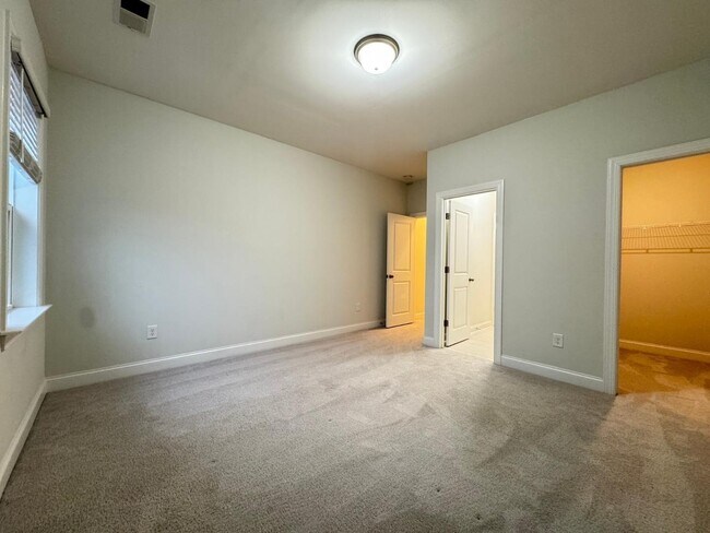 Building Photo - 3 Bedroom End unit Townhome - Master Down
