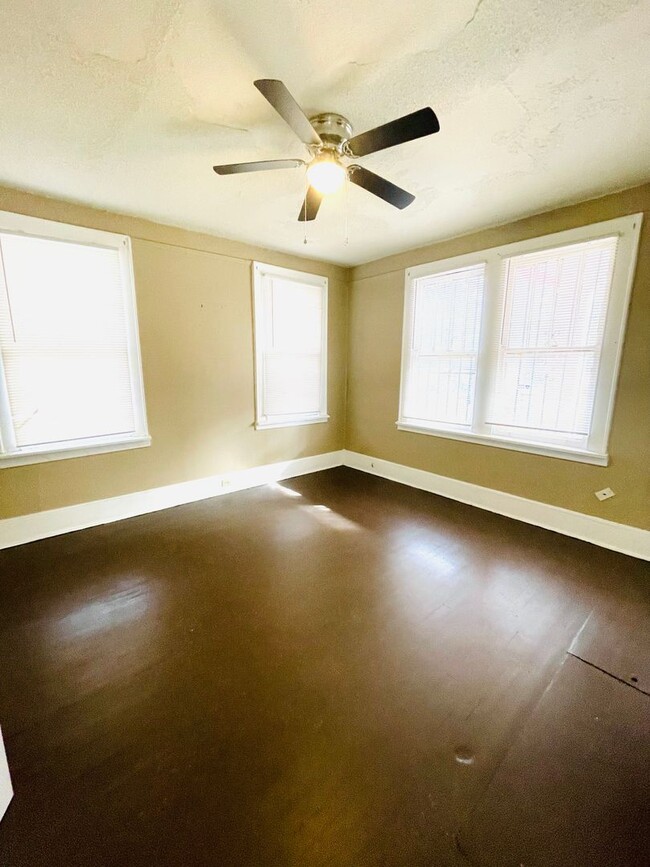 Building Photo - ** 2 bed 1 bath Located behind Jackson Hos...