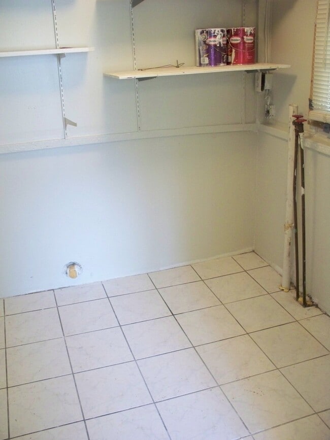 Building Photo - Beautiful Bungalow with heart-of-pine floors