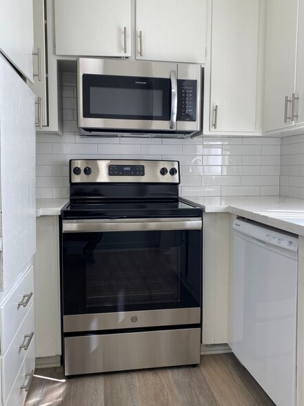 Building Photo - 5230 Vesper Ave