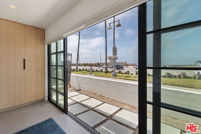 Building Photo - 2205 Ocean Front Walk