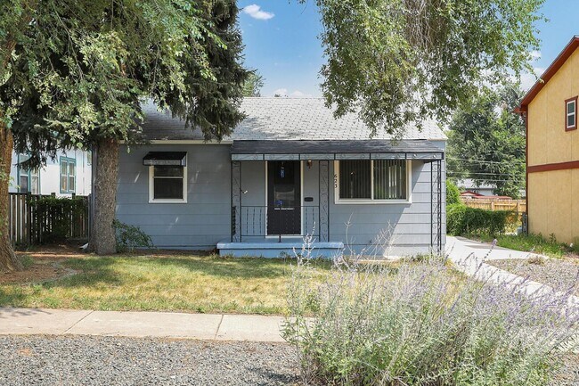 Building Photo - 623 Iowa Ave
