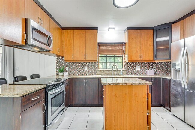 Building Photo - 920 Lakeview Dr