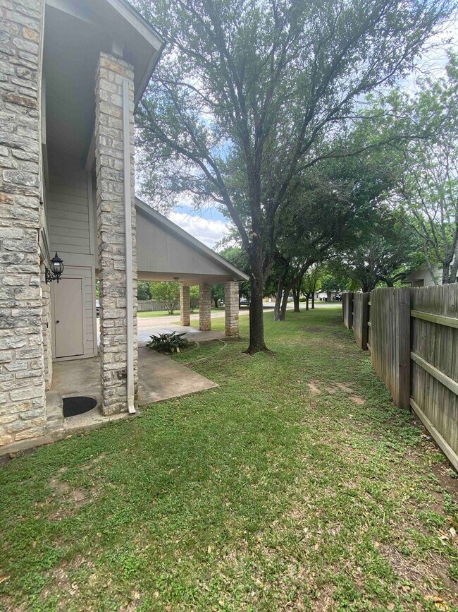 Building Photo - 1708-1710-1710 Horseshoe Cir