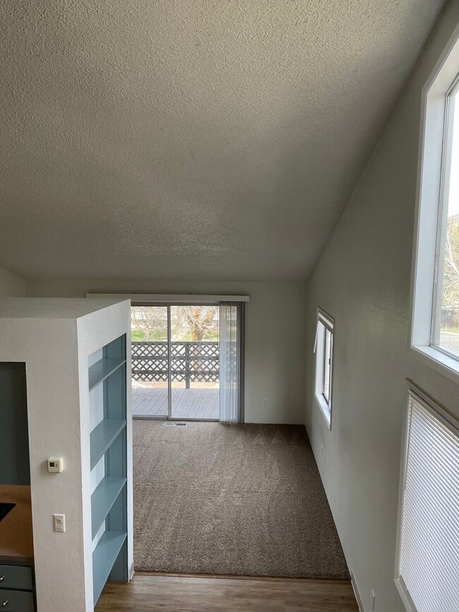 Building Photo - 2 bedroom townhouse