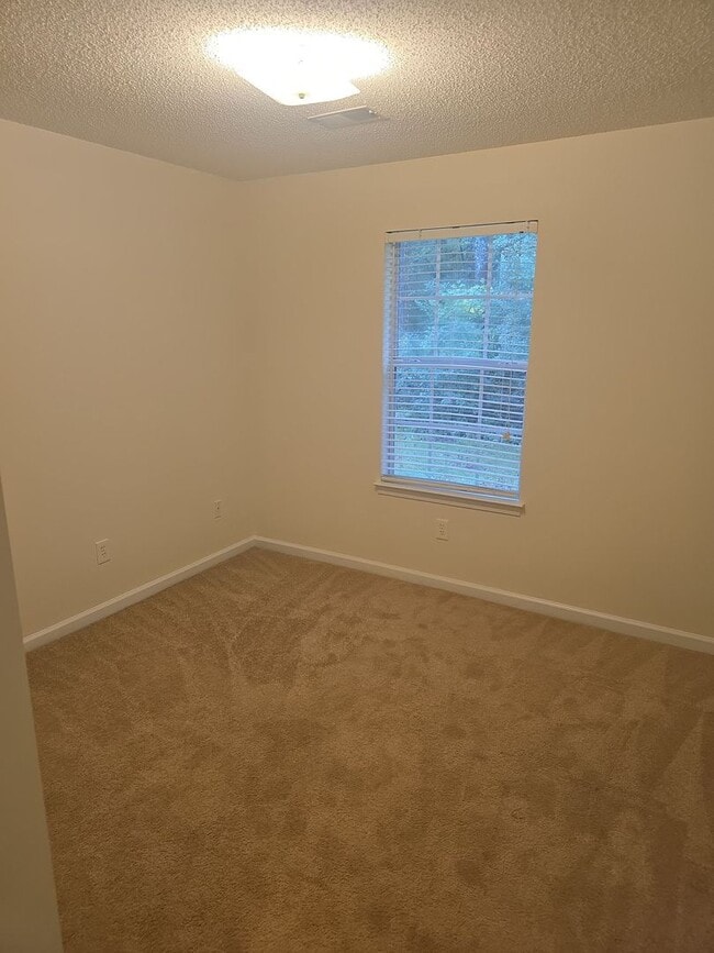 Building Photo - 3 bedroom, 2 bath home in a great area nea...