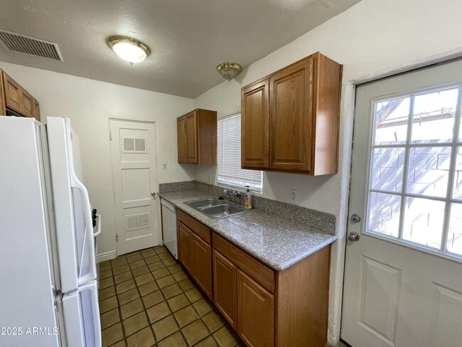 Building Photo - 606 E San Juan Ave