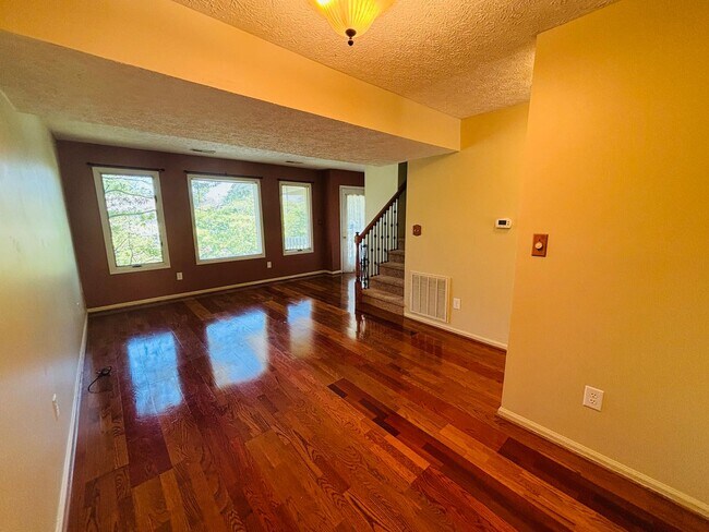 Building Photo - Nicely appointed 3 bedroom, 2 Bath Townhome