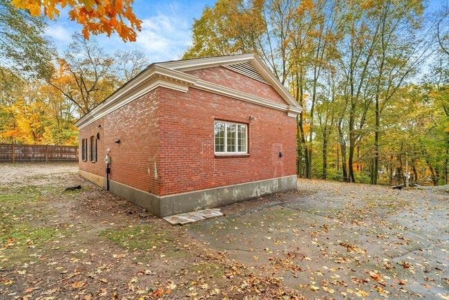 Building Photo - 460 Worcester St