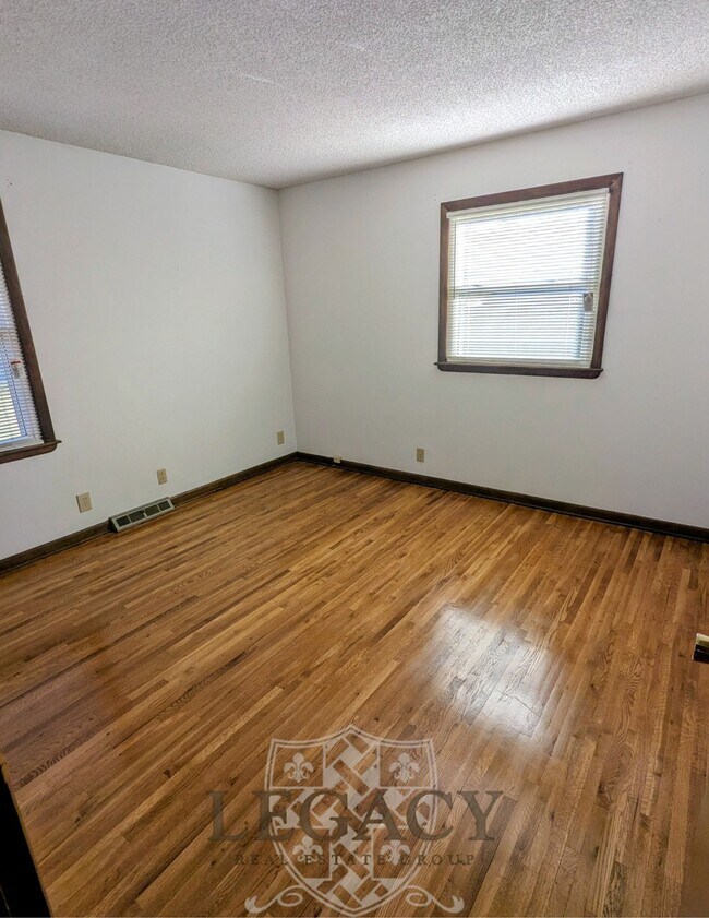 Building Photo - 3042 Old Murfreesboro Rd