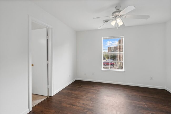 Building Photo - 2106 Nettleton St