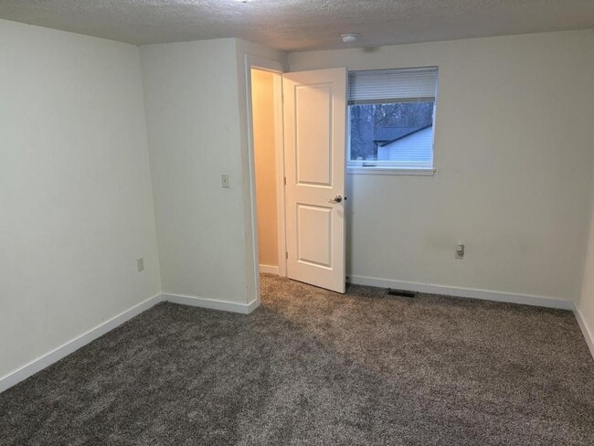 Building Photo - 128 NE 3rd St