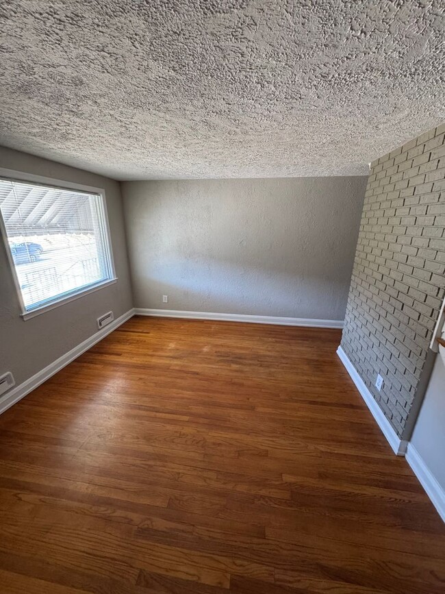 Building Photo - Super Fresh 3BR Townhome on Searles Rd for...