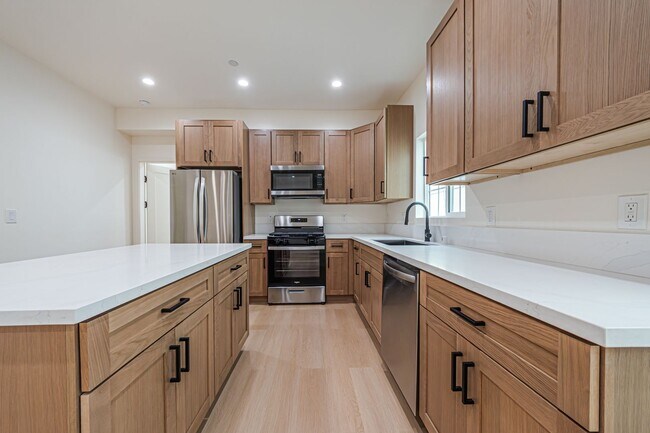 Building Photo - Modern Upstairs 3-Bedroom at 4222 1/2 | On...