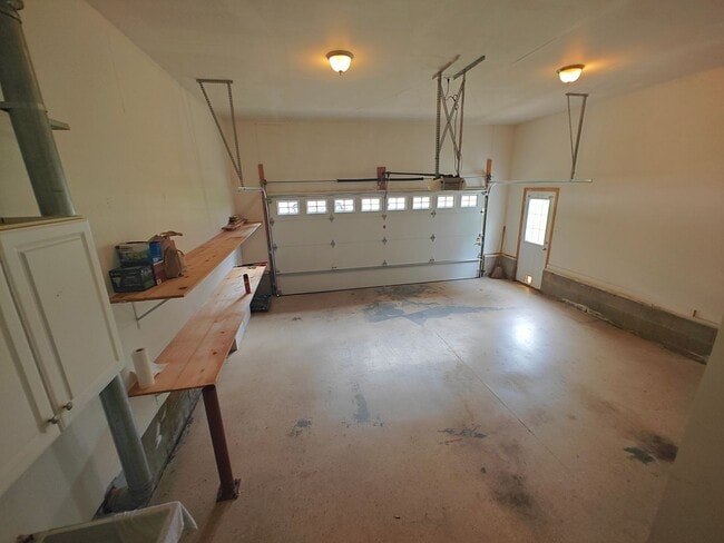 Building Photo - 4 bedroom home with a garage on cull de sa...