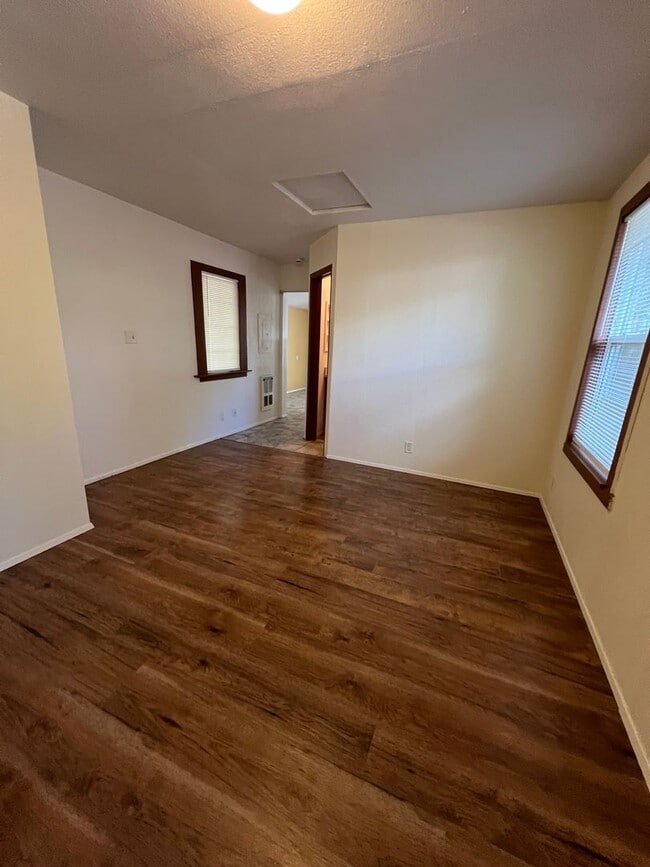 Building Photo - 412 NW Manzanita Ave