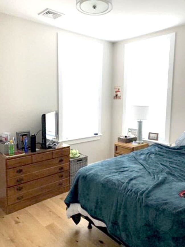 Building Photo - Room Available in Modern 2BR Condo – Jeffr...