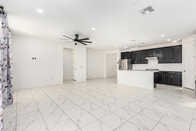 Building Photo - 665 E Rojo Way