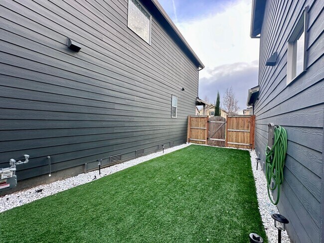 Building Photo - Modern 3-Bedroom 2.5 Bath Single Family Home in Gresham!