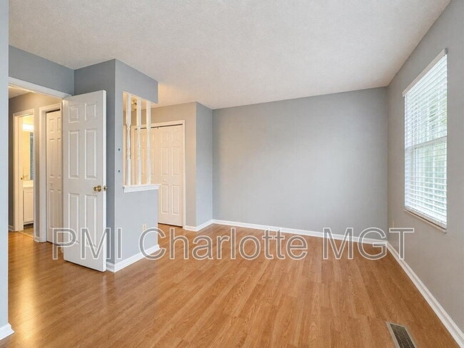 Building Photo - 654 Lex Dr