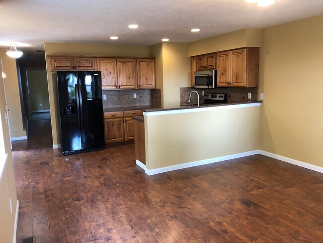 Building Photo - 116 5th St