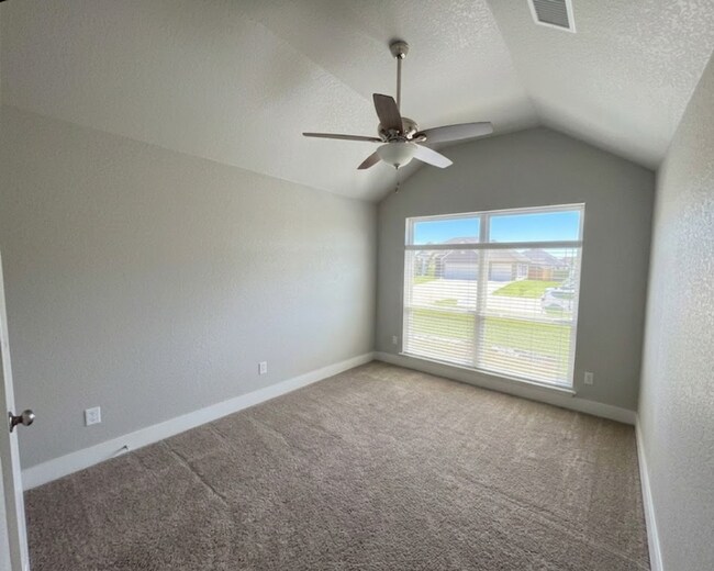 Building Photo - AVAILABLE FOR MOVE-IN WITH A 2-WEEK NOTICE