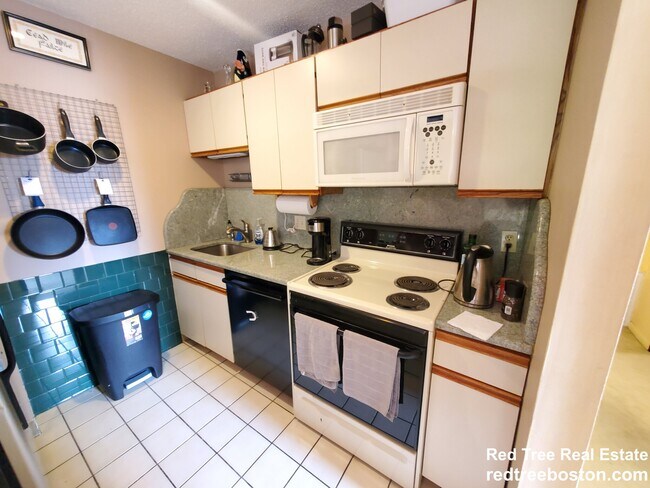 Building Photo - 23 Elm St