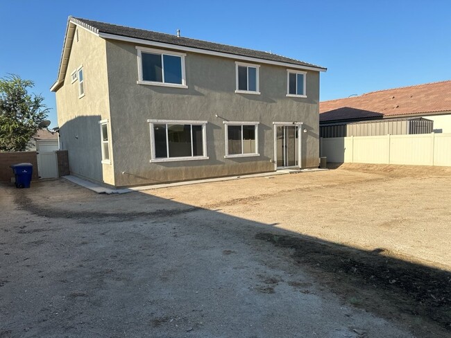 Building Photo - Spacious 4-Bedroom in Riverside with 3 Ful...