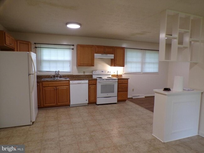 Building Photo - 111 Walnut Dr