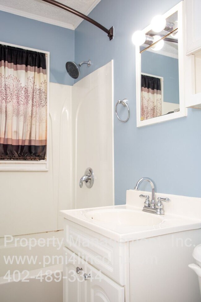 Building Photo - 2 Bedroom and 1 Bathroom Home Available For Rent!
