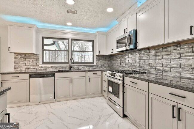 Building Photo - 558 Kenwood Rd