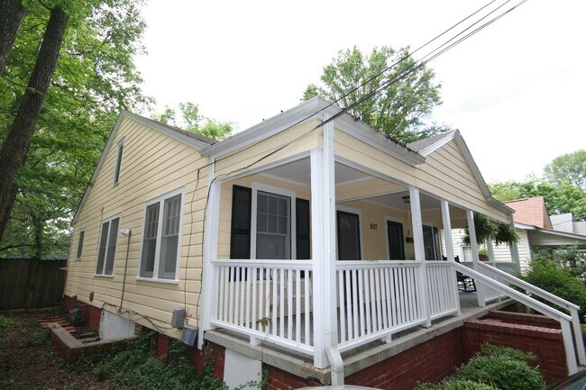 Building Photo - 907 Lancaster St