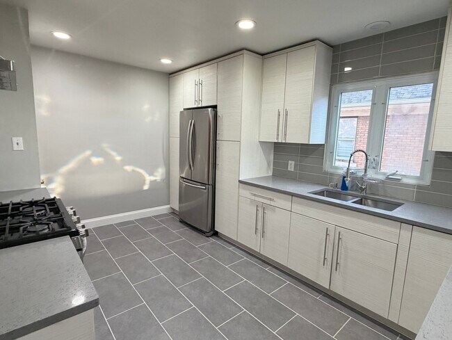 Building Photo - 1014 Clement St