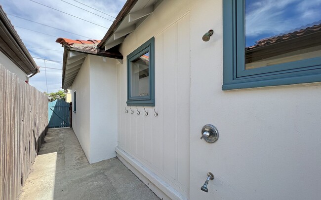 Building Photo - Lovely single story beach home with Ocean ...