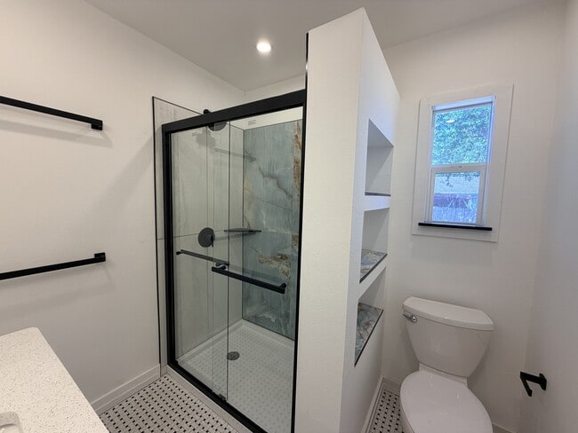 Building Photo - 914 Belmeade Dr