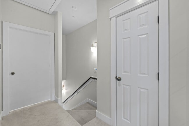 Building Photo - Rare 2BR/2BA Townhome with Spacious Yard i...