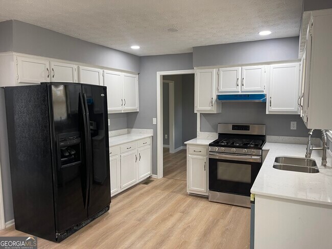 Building Photo - 235 Deerfield Dr