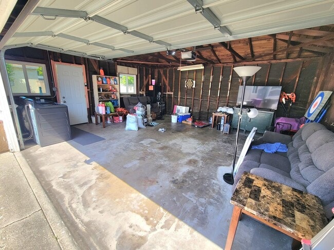 Building Photo - Great Single Family Home in West Long Beach