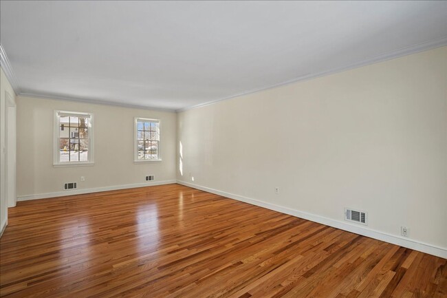 Building Photo - 4BR/3.5BR Home in Hartsdale