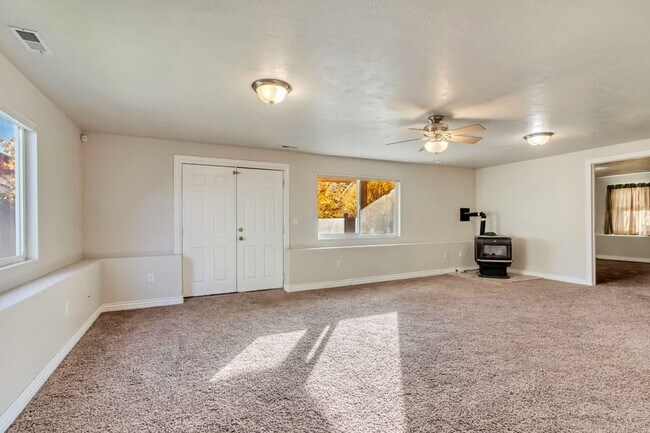 Building Photo - 6924 Chippewa Dr