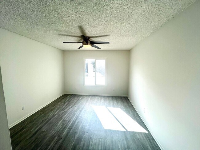 Building Photo - One Bedroom with Pool View - One Month Free!