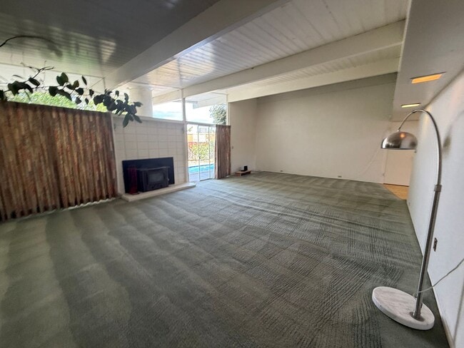Building Photo - High Desert Retreat- 3 Bedrooms, 2 Bathroo...