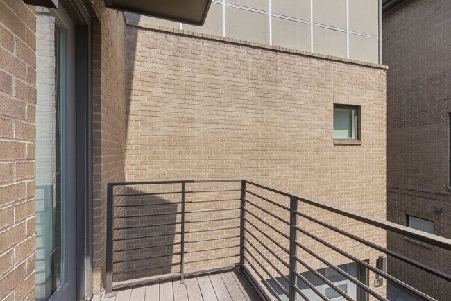 Building Photo - 709 Bradford Ave