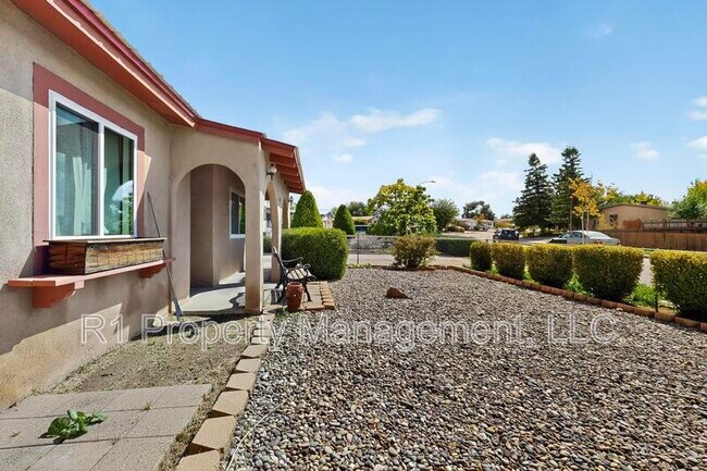 Building Photo - 2702 Avenida Del Sol