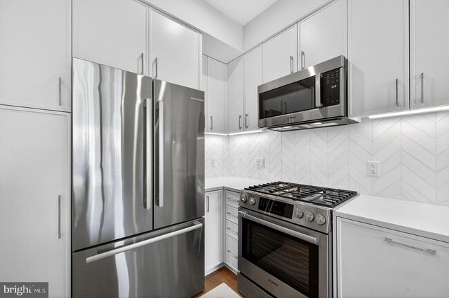 Building Photo - 811 S Columbus St