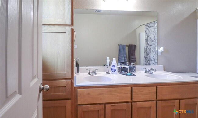 Building Photo - 1914 Castroville Trl