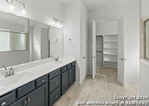 Building Photo - 133 Maravillas