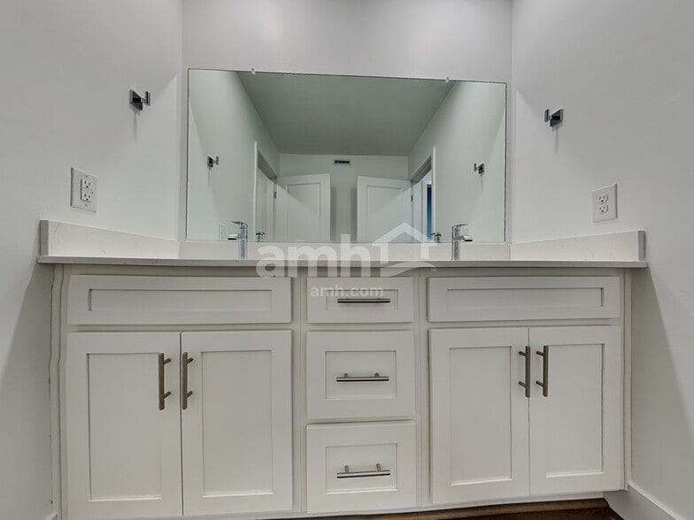 Building Photo - 9647 Harkes Dr