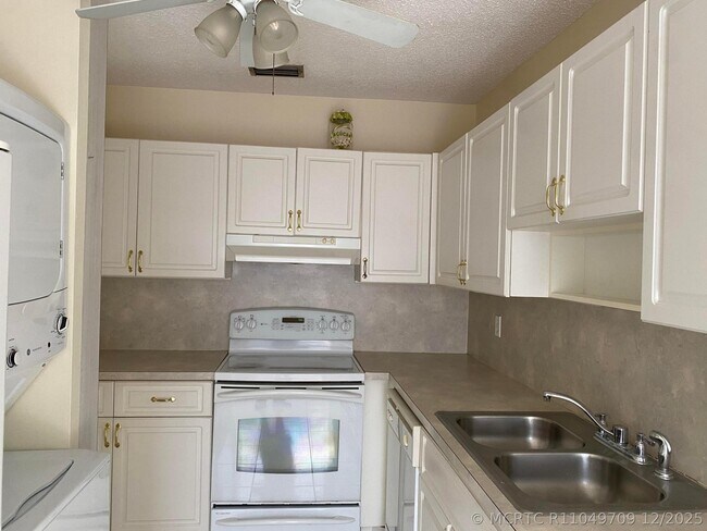Building Photo - 8665 Chevy Chase Dr