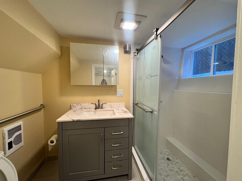 Building Photo - 115 Elm St